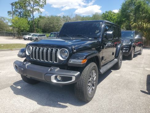 Used 2025 Jeep Wrangler Unlimited Sahara AWD/4WD image 3