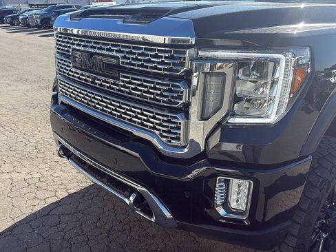 Used 2021 GMC Sierra 2500 Denali w/ Denali Black Diamond Edition image 8