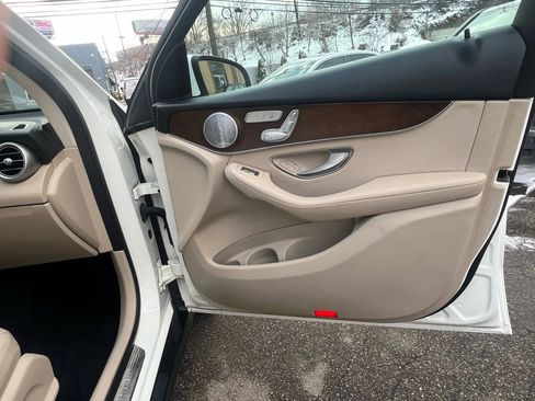 Used 2019 Mercedes-Benz GLC 300 4MATIC w/ Premium Package image 31