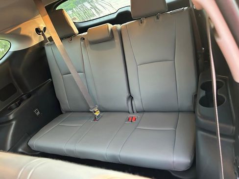 Used 2025 Toyota Highlander XLE AWD/4WD image 14