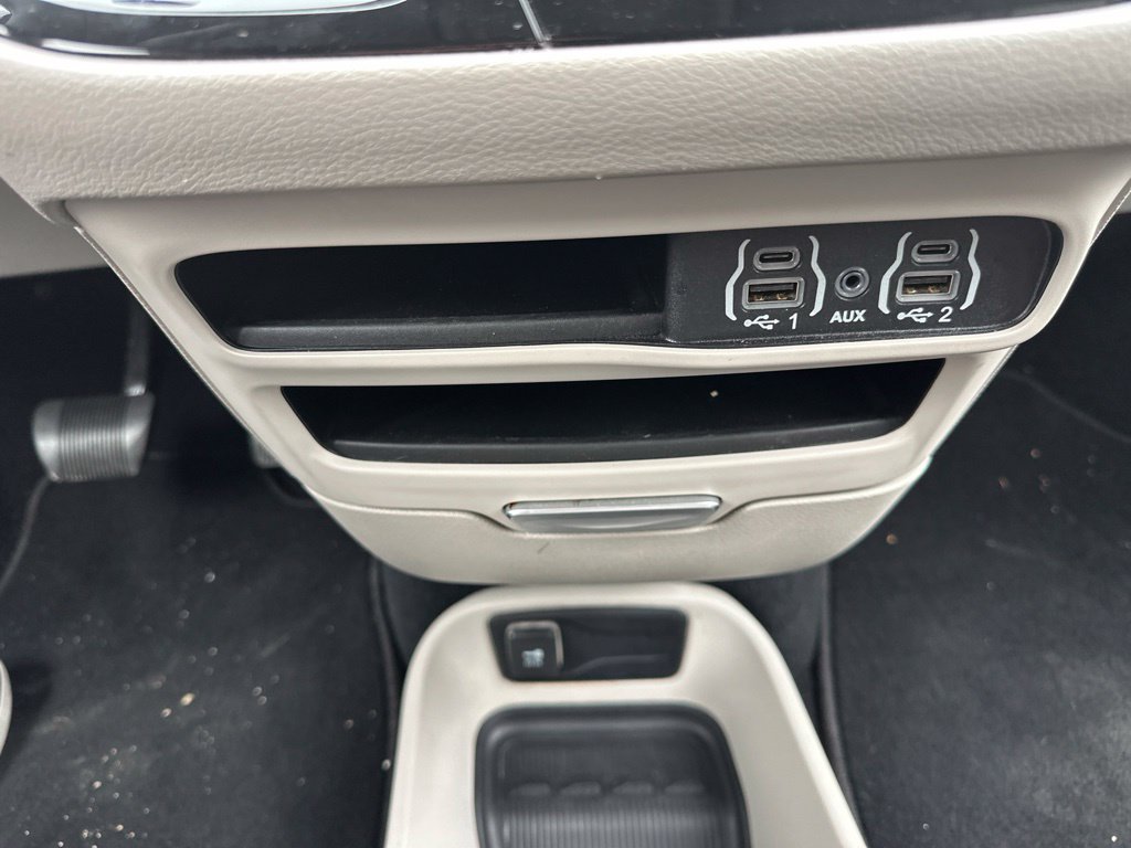 Used 2024 Chrysler Pacifica Touring-L FWD image 39