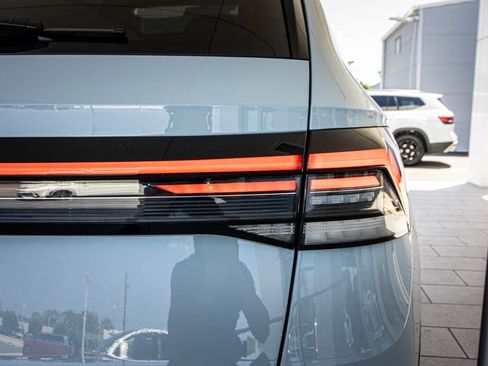 Certified 2025 Volkswagen Taos SE w/ Panoramic Sunroof Package FWD image 13