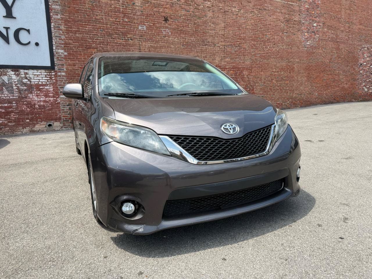 Used 2012 Toyota Sienna SE FWD image 2