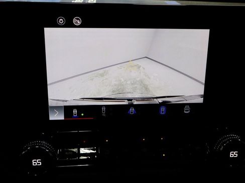 Used 2023 GMC Canyon Denali image 2