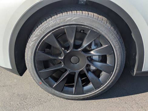 Used 2023 Tesla Model Y Long Range image 11