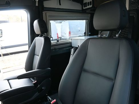 Used 2023 Mercedes-Benz Sprinter 2500 image 7