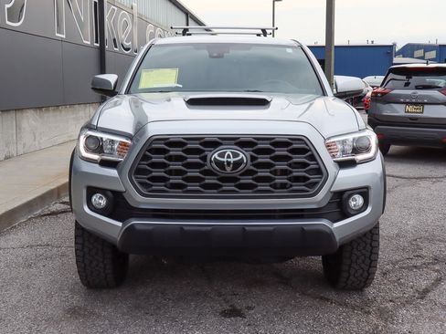 Used 2022 Toyota Tacoma TRD Off-Road image 2