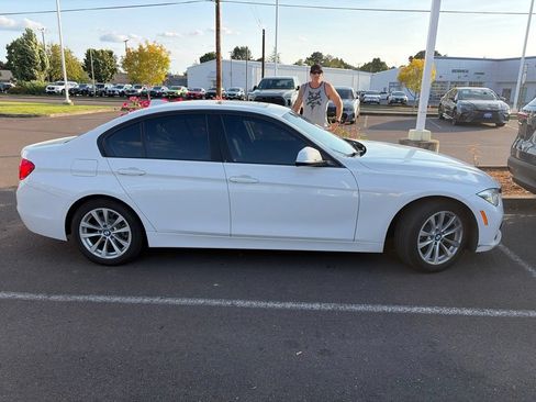 Used 2018 BMW 320i Sedan w/ Convenience Package RWD image 3