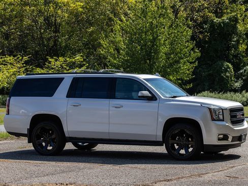 Used 2020 GMC Yukon XL SLT w/ Graphite Performance Edition image 3