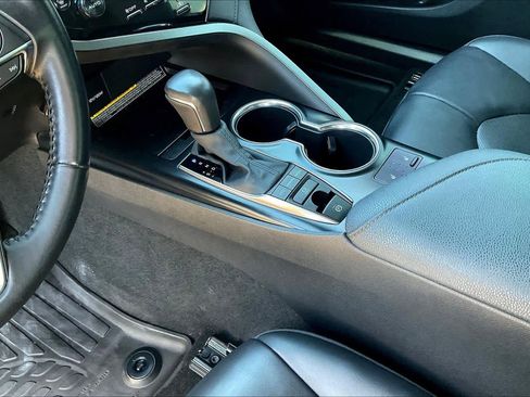 Used 2020 Toyota Camry XLE image 16