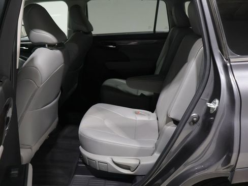 Used 2022 Toyota Highlander Limited AWD/4WD image 18