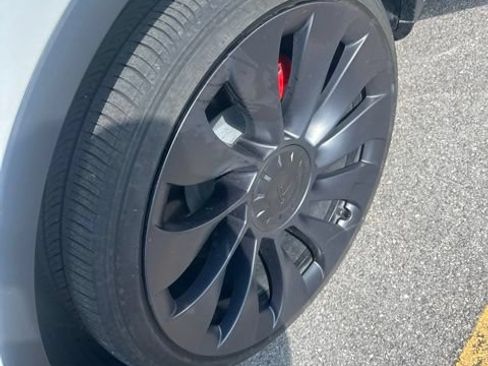Used 2024 Tesla Model Y Performance AWD/4WD image 3