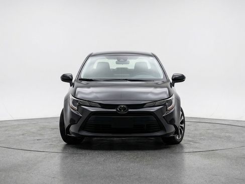 Used 2025 Toyota Corolla LE image 2