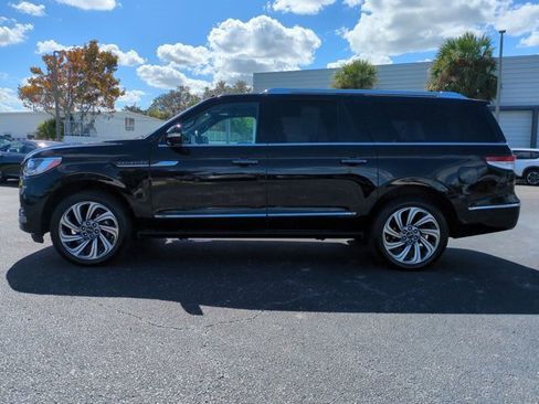 Used 2024 Lincoln Navigator L Premiere image 7