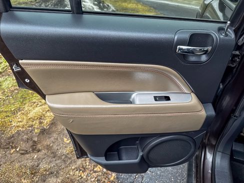 Used 2014 Jeep Compass Latitude image 29