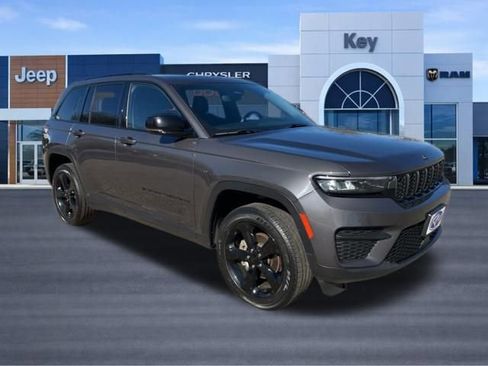 Used 2023 Jeep Grand Cherokee Altitude AWD/4WD image 5