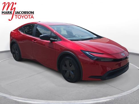 Used 2024 Toyota Prius LE FWD image 3