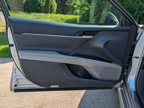 Used 2018 Toyota Camry SE w/ Moonroof Package FWD image 32
