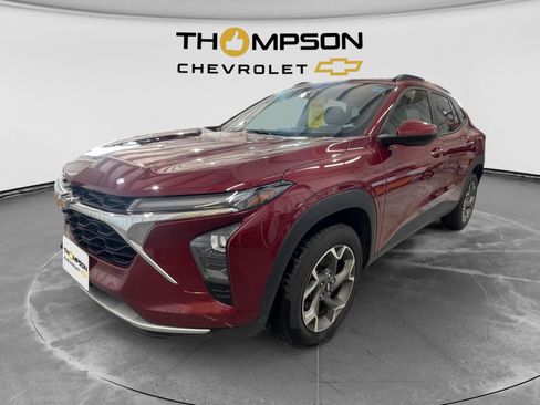 Used 2025 Chevrolet Trax LT FWD image 1