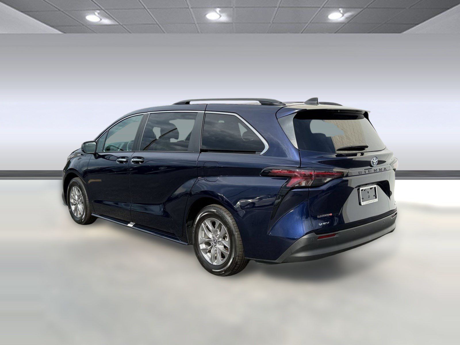 Used 2025 Toyota Sienna XLE FWD image 3
