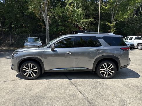 Used 2024 Nissan Pathfinder Platinum AWD/4WD image 4