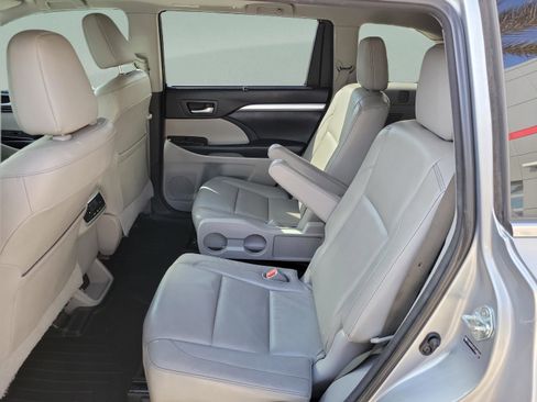 Used 2014 Toyota Highlander XLE FWD image 12