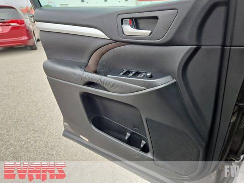Used 2016 Toyota Highlander XLE AWD/4WD image 19
