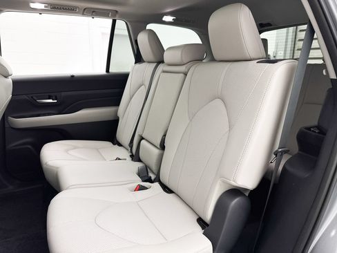 Used 2025 Toyota Grand Highlander FWD image 32