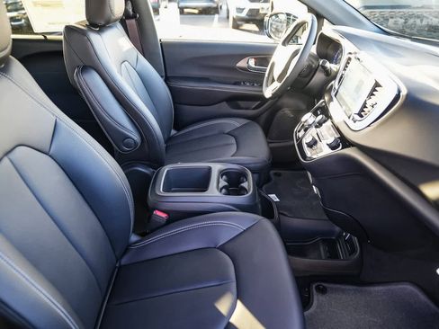 New 2026 Chrysler Voyager LX image 17