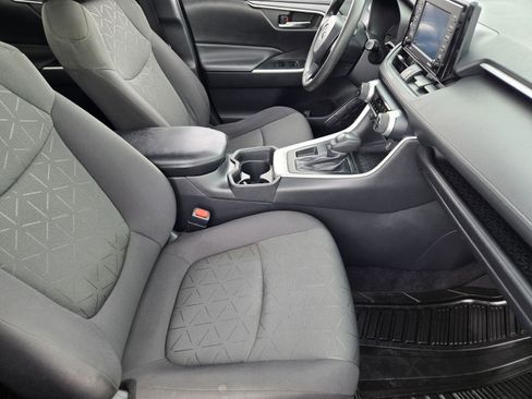 Used 2021 Toyota RAV4 XLE w/ Convenience Package image 12