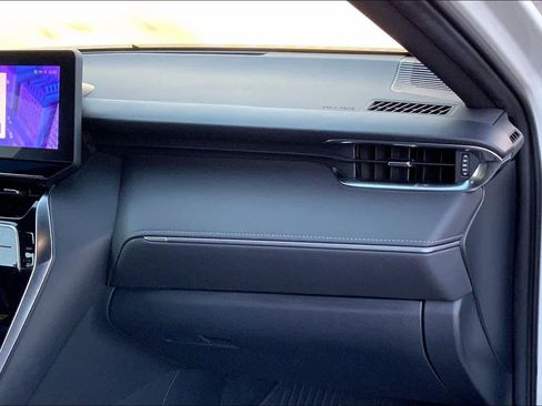 Used 2023 Toyota Venza Limited image 18