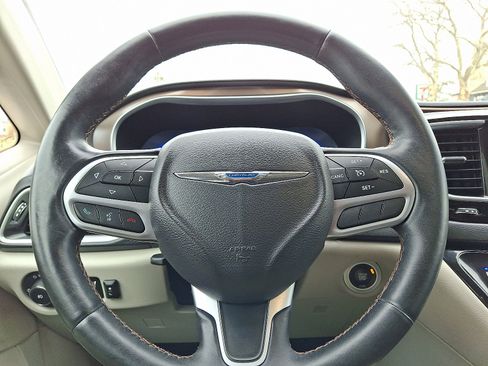 Used 2017 Chrysler Pacifica Touring-L Plus image 21