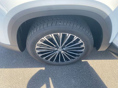 New 2025 Volkswagen Taos SE image 25