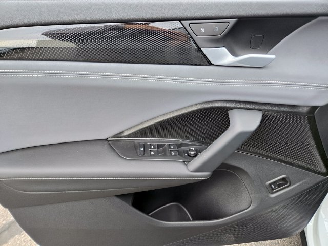 New 2026 Volkswagen Tiguan SE R-Line FWD image 10