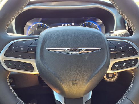 Used 2025 Chrysler Pacifica Select image 14