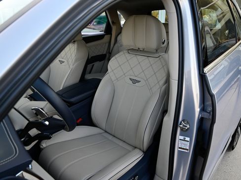 Used 2022 Bentley Bentayga image 18