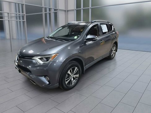 Used 2017 Toyota RAV4 XLE AWD/4WD image 4