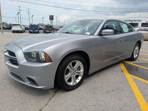 Used 2013 Dodge Charger SE RWD image 3