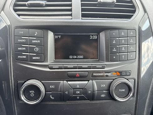 Used 2018 Ford Explorer XLT FWD image 12