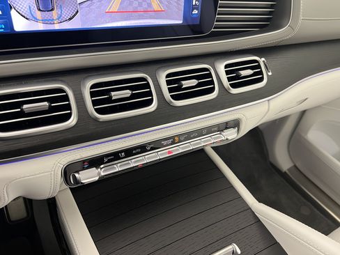 Used 2024 Mercedes-Benz Maybach GLS 600 4MATIC image 32