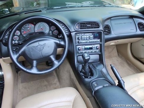 Used 2002 Chevrolet Corvette Coupe w/ Preferred Equipment Group2 RWD image 34