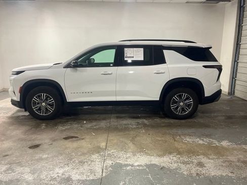 Used 2025 Chevrolet Traverse LT FWD image 4