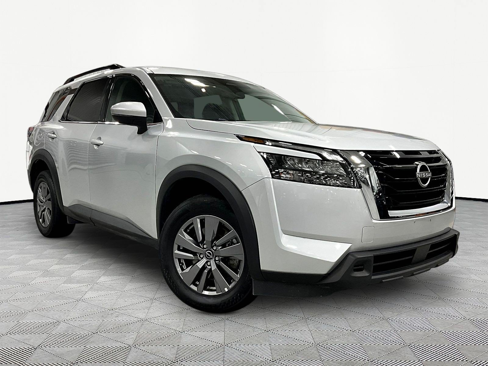 Used 2025 Nissan Pathfinder SV AWD/4WD image 3