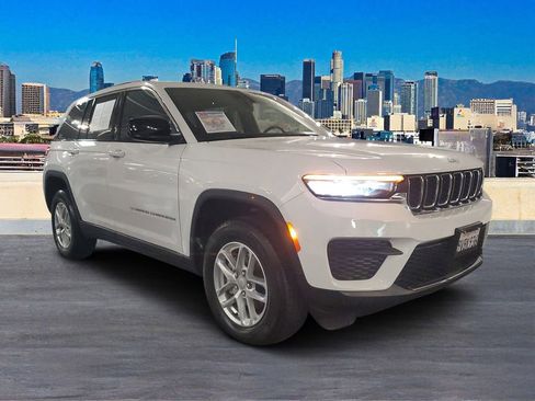 Used 2025 Jeep Grand Cherokee Laredo X image 3