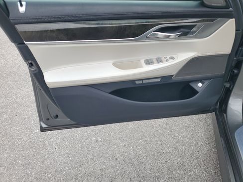 Used 2018 BMW 740i image 14