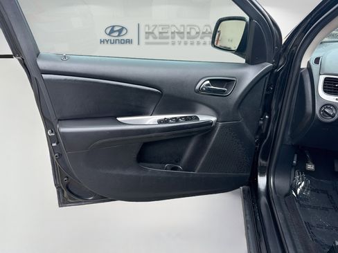 Used 2019 Dodge Journey SE w/ Connectivity Group FWD image 16