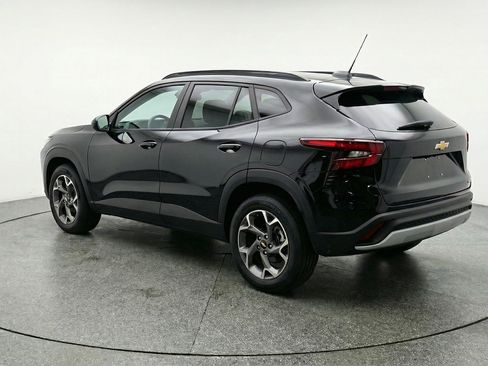 Used 2025 Chevrolet Trax LT w/ LT Convenience Package image 6