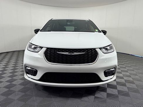 Used 2025 Chrysler Pacifica Select FWD image 11