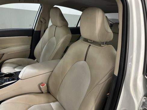 Used 2020 Toyota Camry XLE image 13