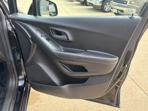 Used 2019 Chevrolet Trax LT w/ LT Convenience Package FWD image 17